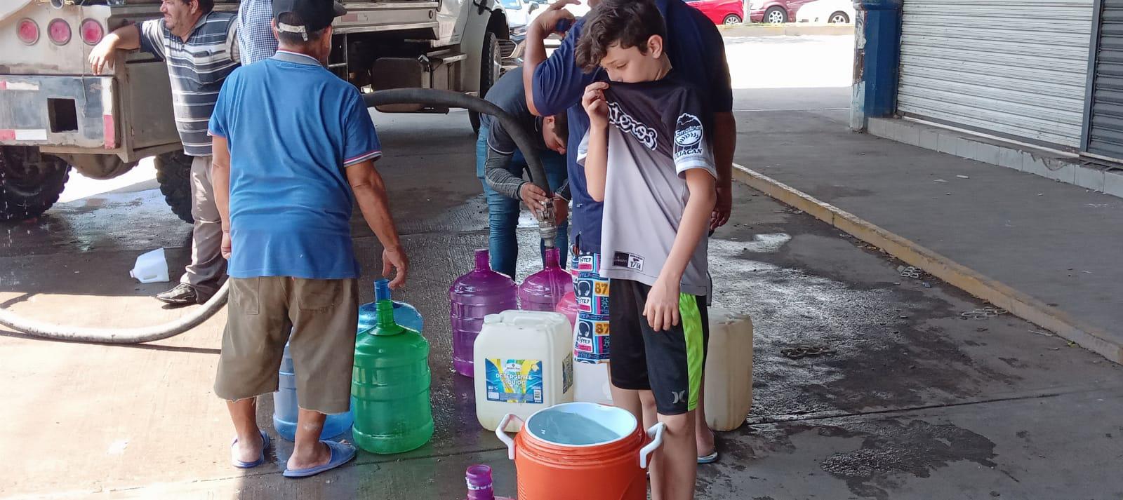 $!En medio de la urgencia y bajo el sol, aguardan por recibir agua en pipas en Culiacán