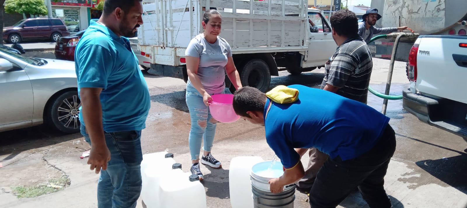 $!En medio de la urgencia y bajo el sol, aguardan por recibir agua en pipas en Culiacán