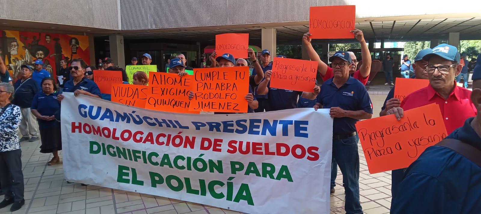 $!Policías jubilados se manifiestan en el Palacio de Gobierno de Sinaloa