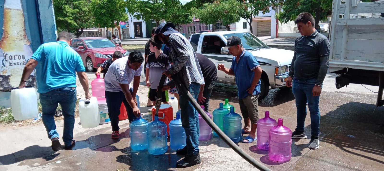 $!En medio de la urgencia y bajo el sol, aguardan por recibir agua en pipas en Culiacán