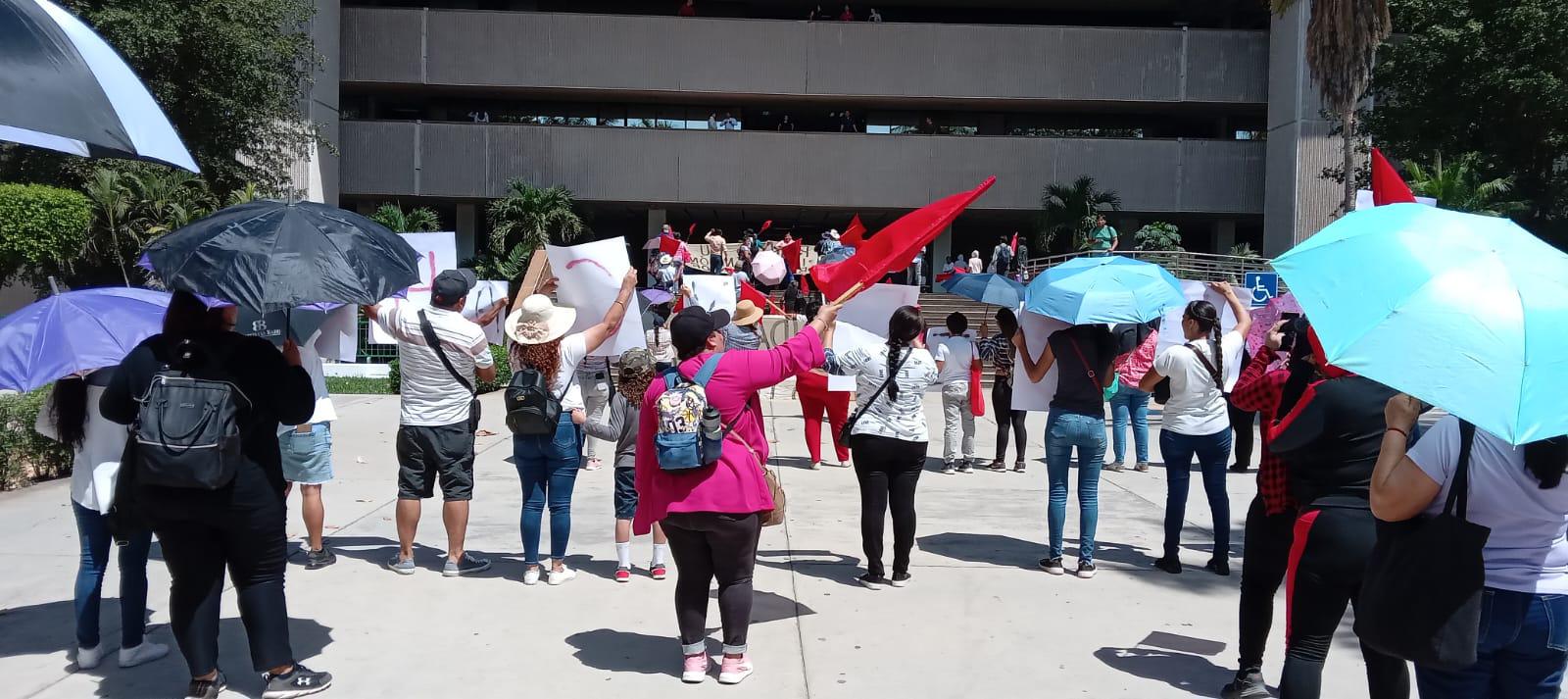 $!El Movimiento Antorchista Sinaloense marcha al Palacio de Gobierno para pedir intervención de Rocha Moya