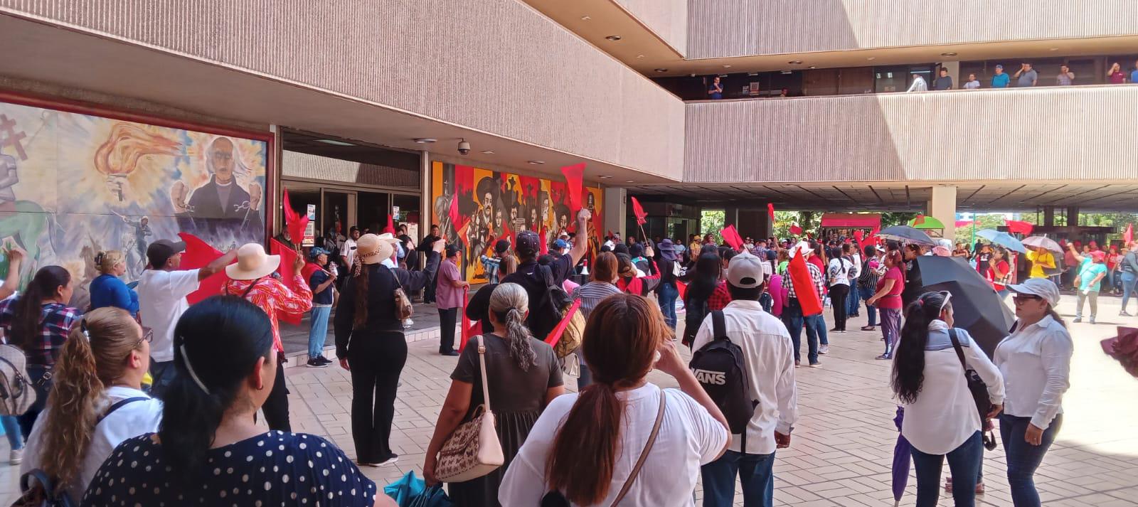 $!El Movimiento Antorchista Sinaloense marcha al Palacio de Gobierno para pedir intervención de Rocha Moya