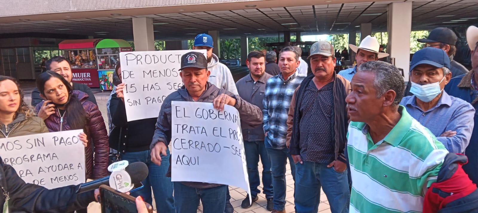 $!Productores de menos 10 hectáreas se manifiestan en el Palacio de Gobierno de Sinaloa