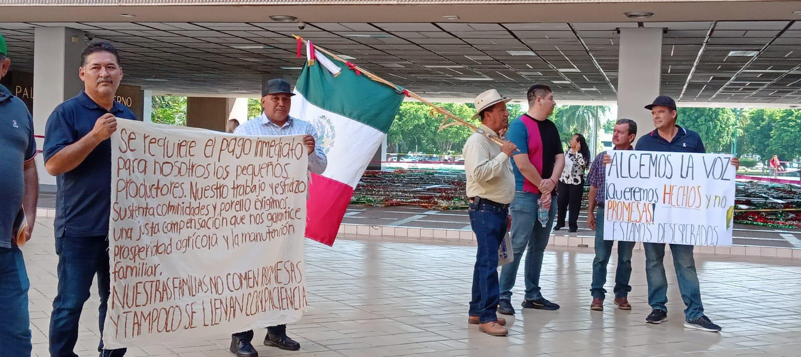 $!Productores de Sinaloa que tienen pendiente el pago se manifiestan en Palacio de Gobierno
