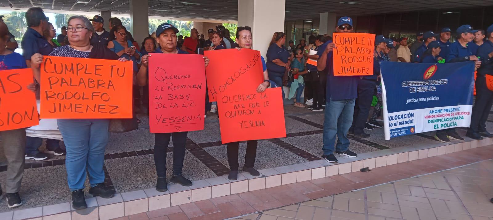 $!Policías jubilados se manifiestan en el Palacio de Gobierno de Sinaloa