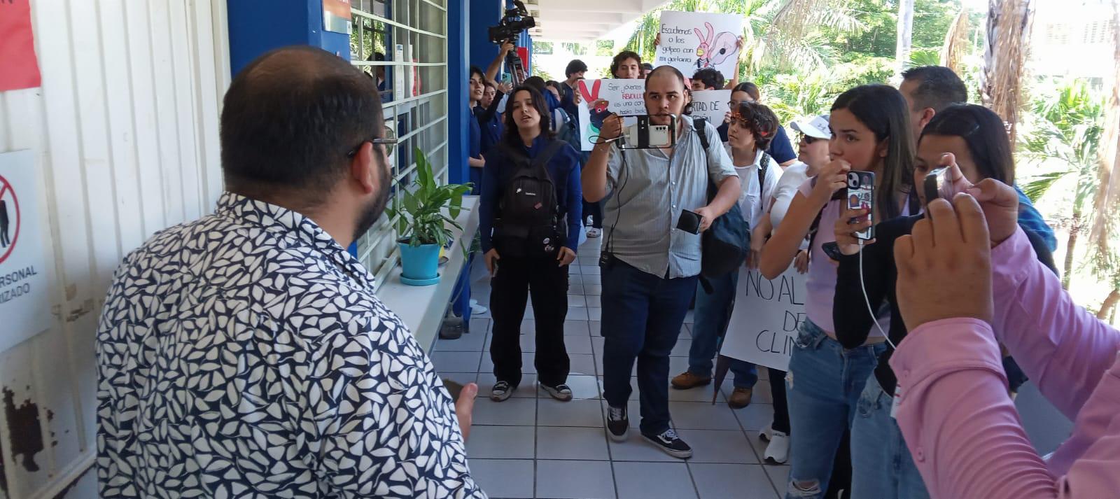 $!Protestan estudiantes de Odontología en la UAS contra cuota de materias clínicas
