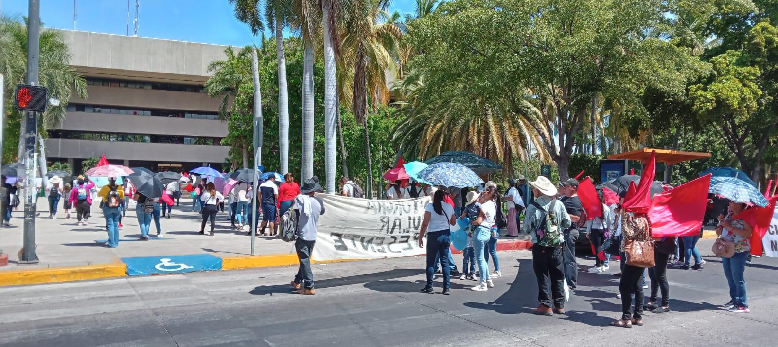 $!El Movimiento Antorchista Sinaloense marcha al Palacio de Gobierno para pedir intervención de Rocha Moya