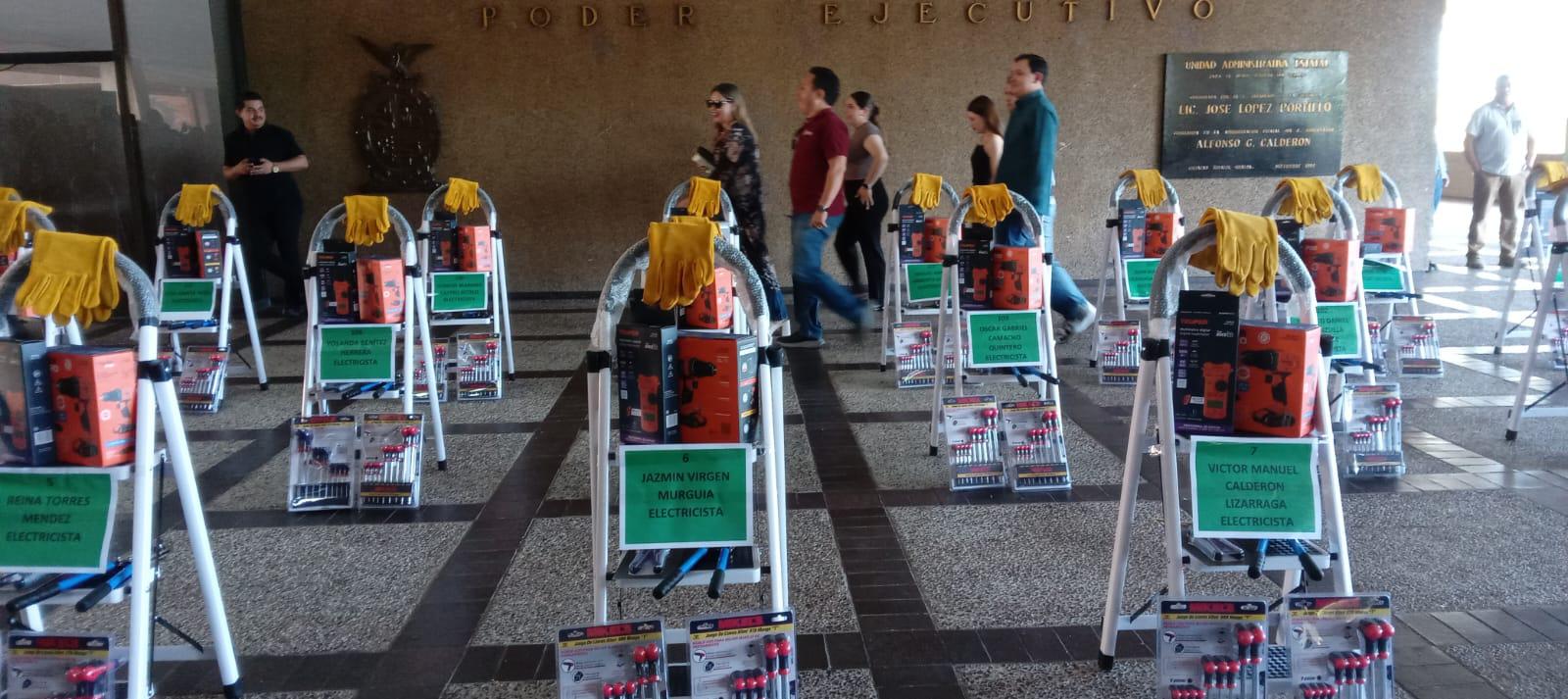 $!Gobierno de Sinaloa entrega más de un millón de pesos en equipo para oficios en Culiacán