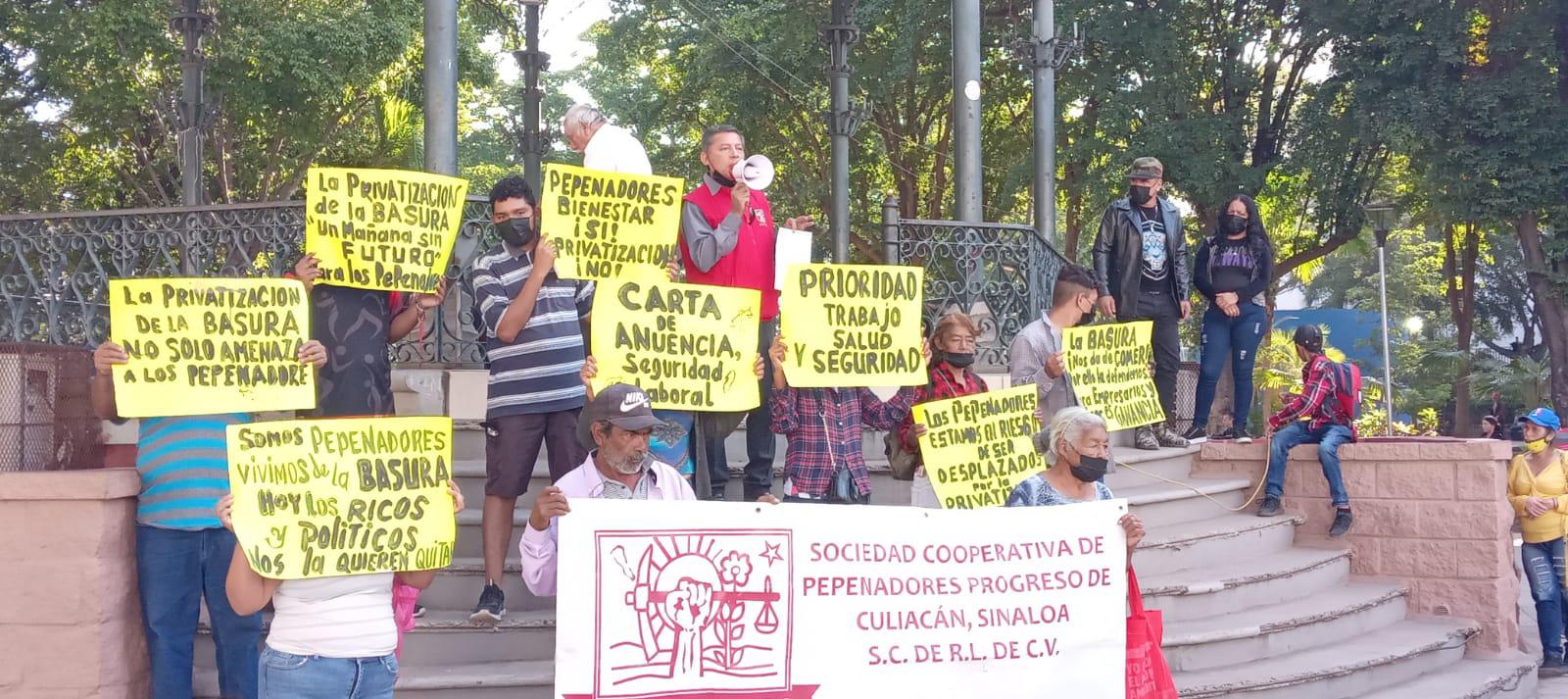 $!Pepenadores de Culiacán protestan contra posible privatización del basurón