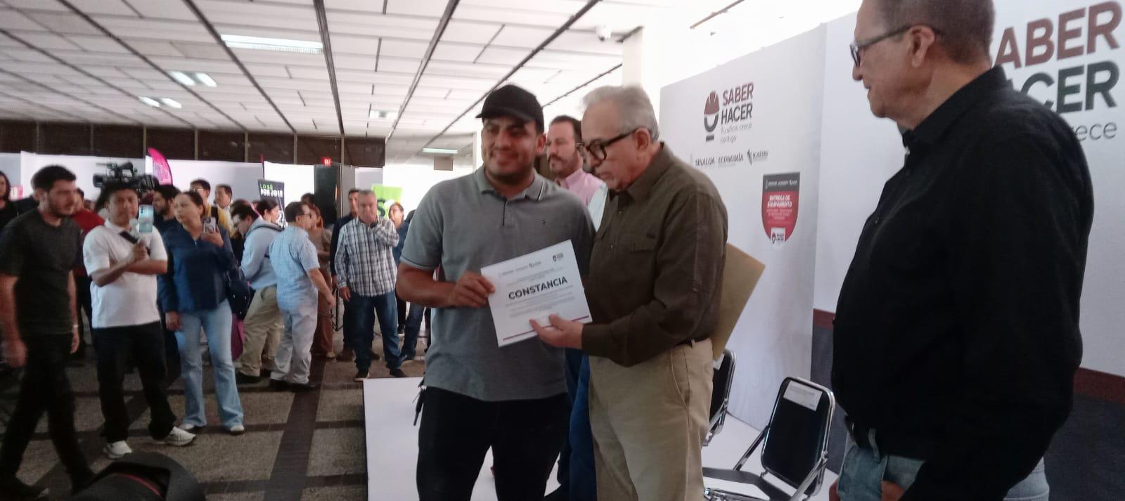 $!Gobierno de Sinaloa entrega más de un millón de pesos en equipo para oficios en Culiacán