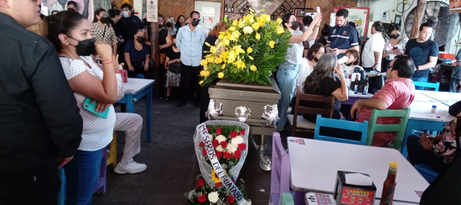 $!En el bar el Guayabo de Culiacán dan último adiós al tecladista Jaime ‘Jimmy’ Flores