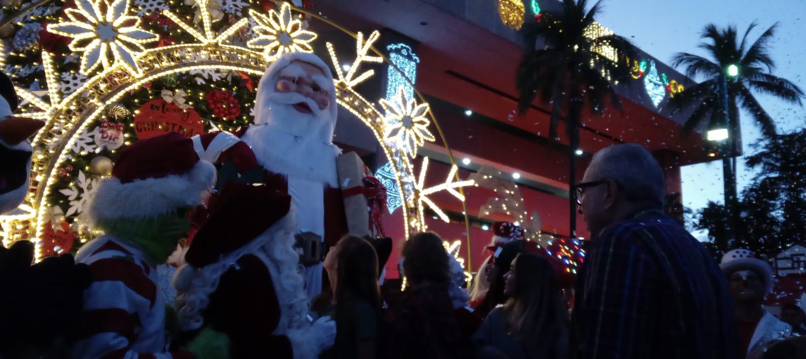 $!Encienden árbol navideño y arranca pista de hielo en Palacio de Gobierno, en Culiacán