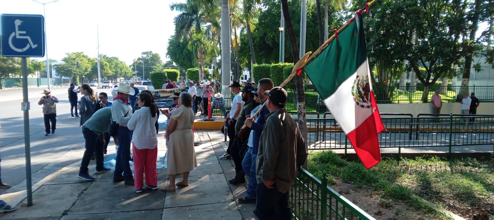 $!Productores agrícolas de Sinaloa toman Palacio de Gobierno ante incumplimiento de pagos