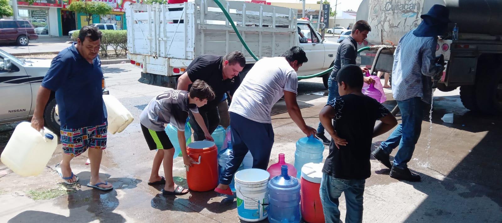 $!En medio de la urgencia y bajo el sol, aguardan por recibir agua en pipas en Culiacán