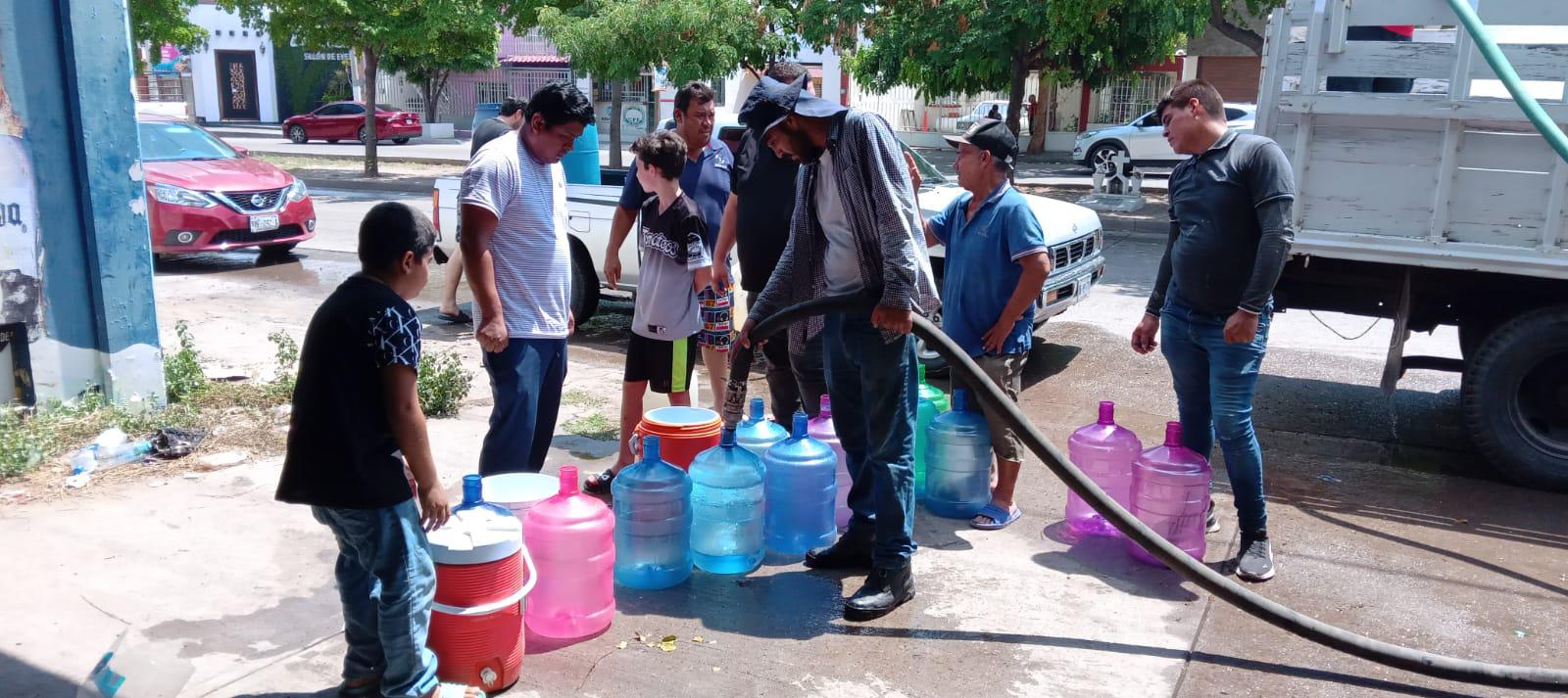 $!En medio de la urgencia y bajo el sol, aguardan por recibir agua en pipas en Culiacán