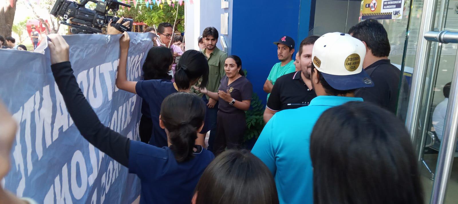 $!Protestan estudiantes de Odontología en la UAS contra cuota de materias clínicas