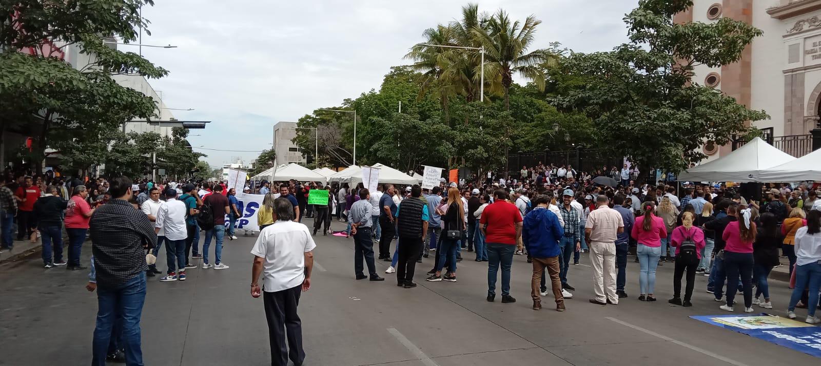 $!Moviliza la UAS a su personal y toma la avenida Obregón en Culiacán