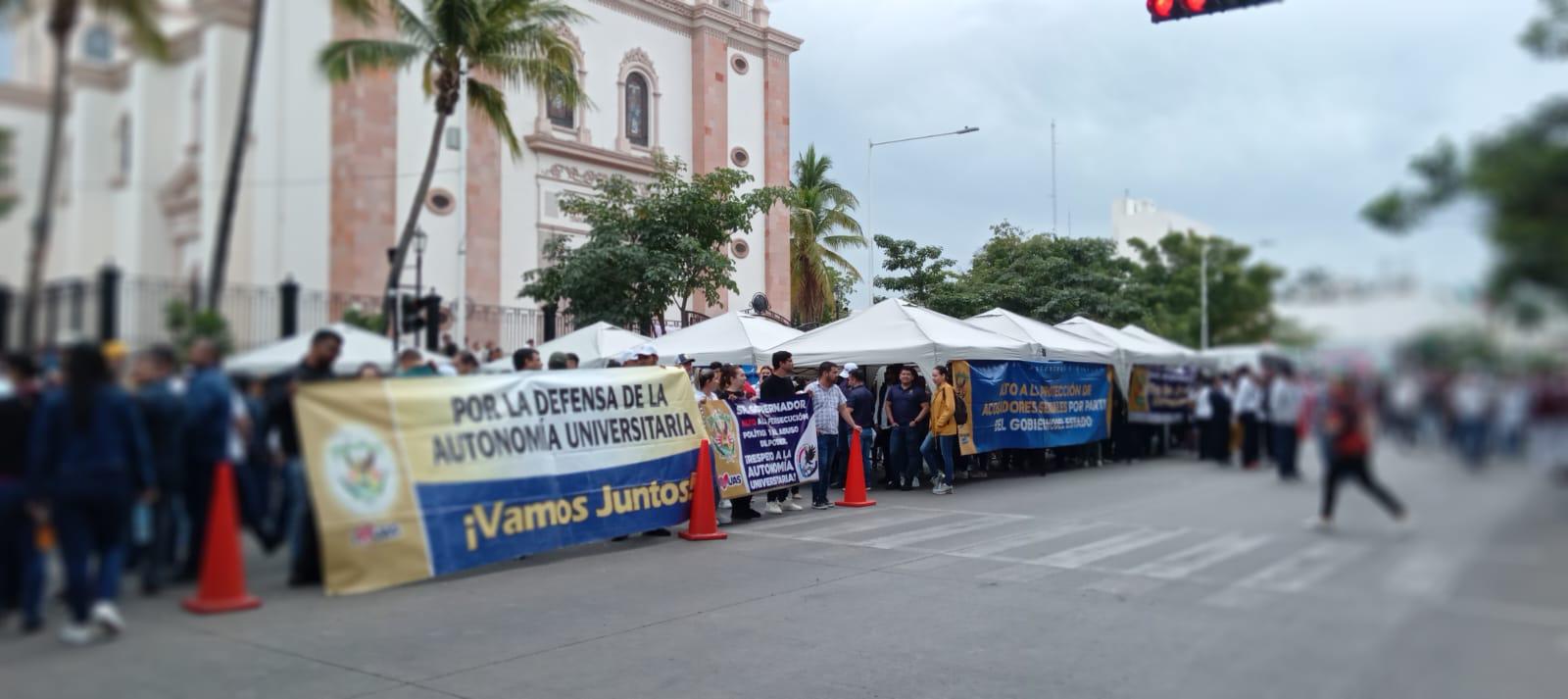 $!Moviliza la UAS a su personal y toma la avenida Obregón en Culiacán