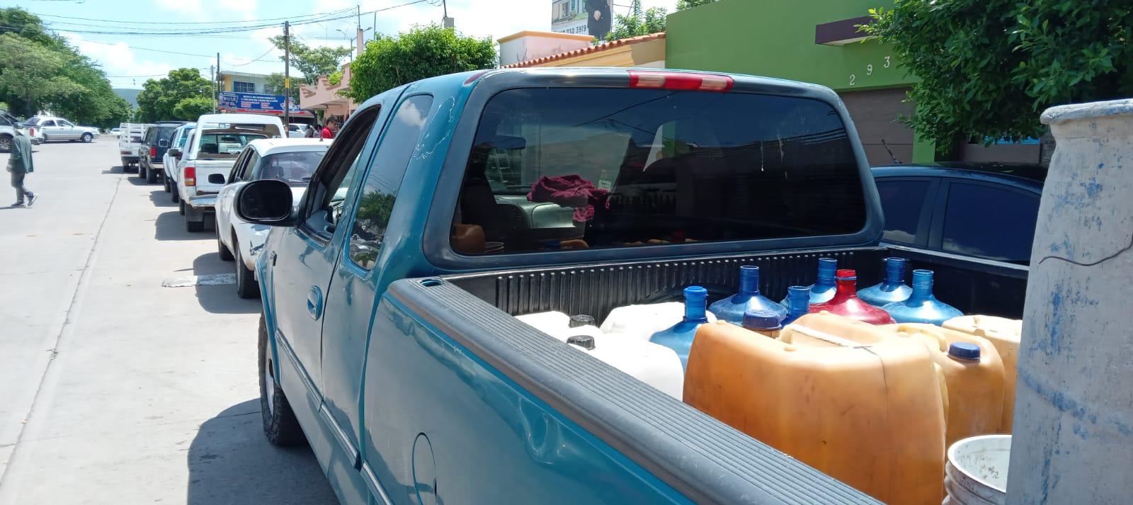 $!En medio de la urgencia y bajo el sol, aguardan por recibir agua en pipas en Culiacán