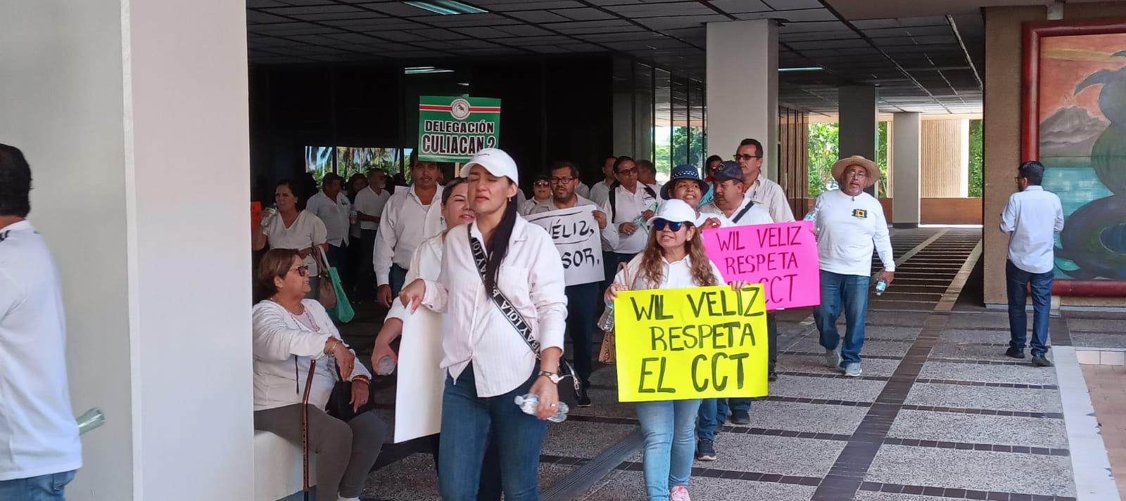 $!Docentes de Conalep se manifiestan en calles de Culiacán y en el Palacio de Gobierno