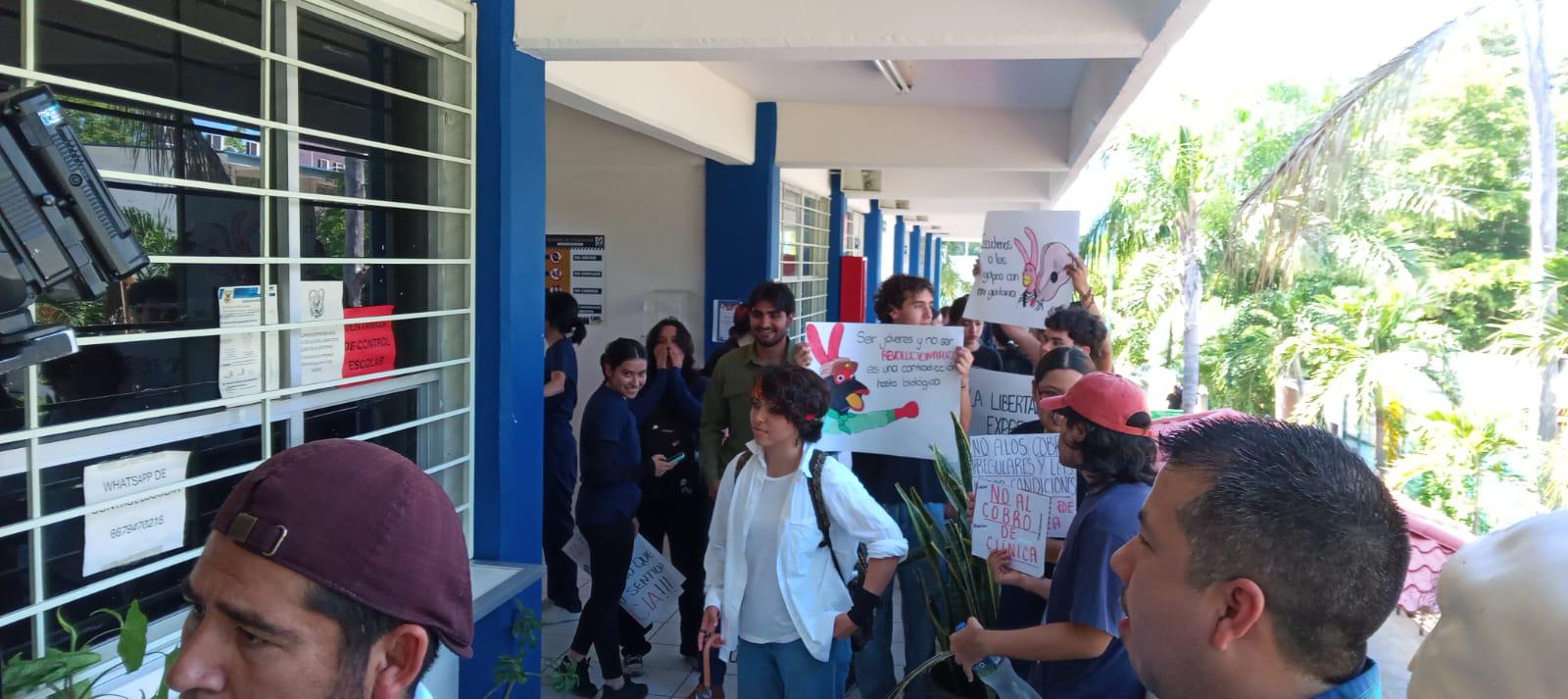 $!Protestan estudiantes de Odontología en la UAS contra cuota de materias clínicas