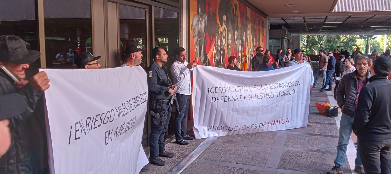 $!Acuacultores del noroeste del País toman el Palacio de Gobierno de Sinaloa