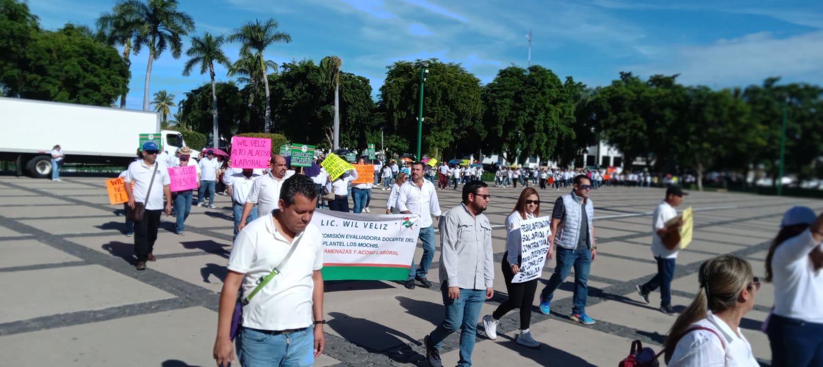 $!Docentes de Conalep se manifiestan en calles de Culiacán y en el Palacio de Gobierno