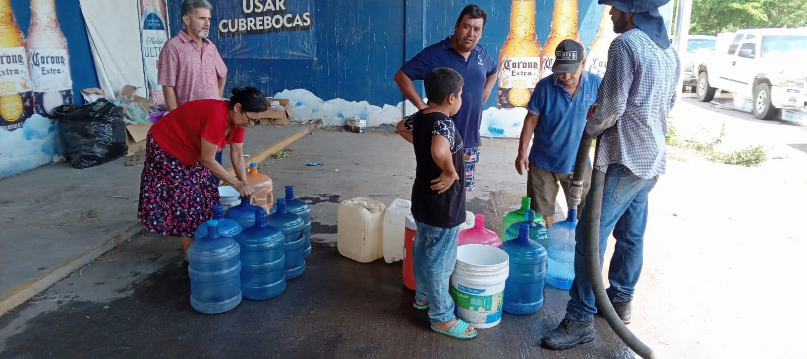 $!En medio de la urgencia y bajo el sol, aguardan por recibir agua en pipas en Culiacán