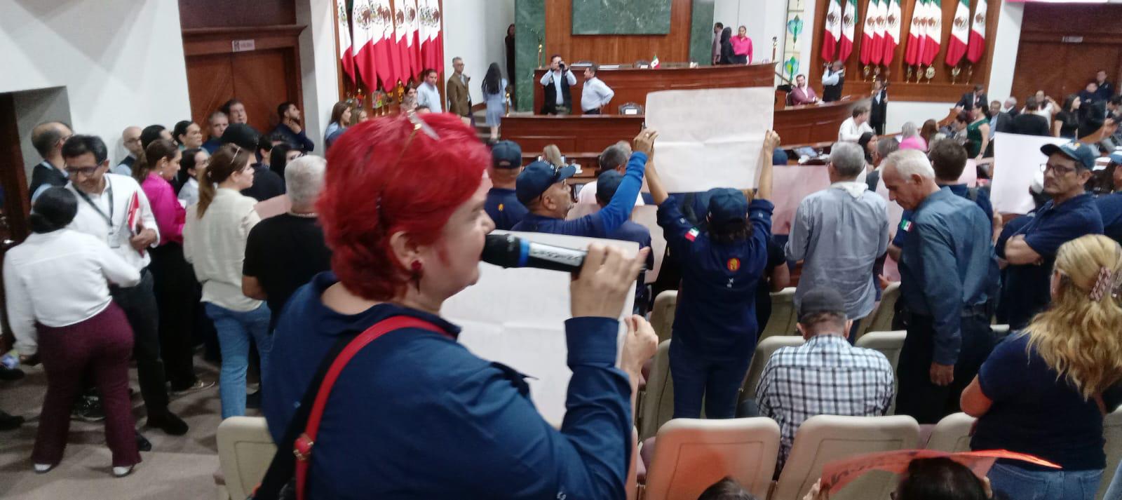 $!Colectivo de policías jubilados se manifiesta en el Congreso del Estado