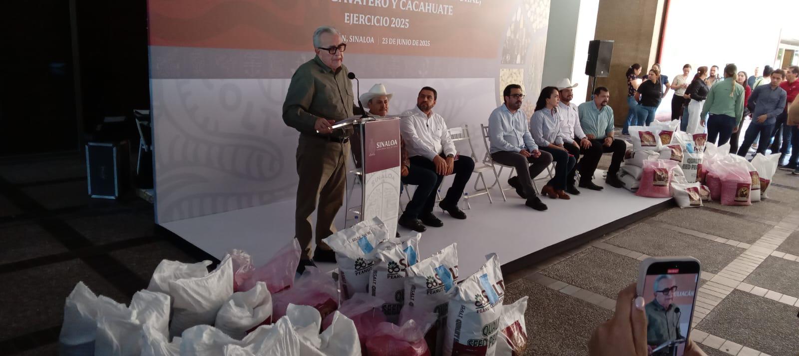 $!Inicia en Sinaloa entrega de semilla a productores de cacahuate, sorgo, maíz nativo, garbanzo y frijol