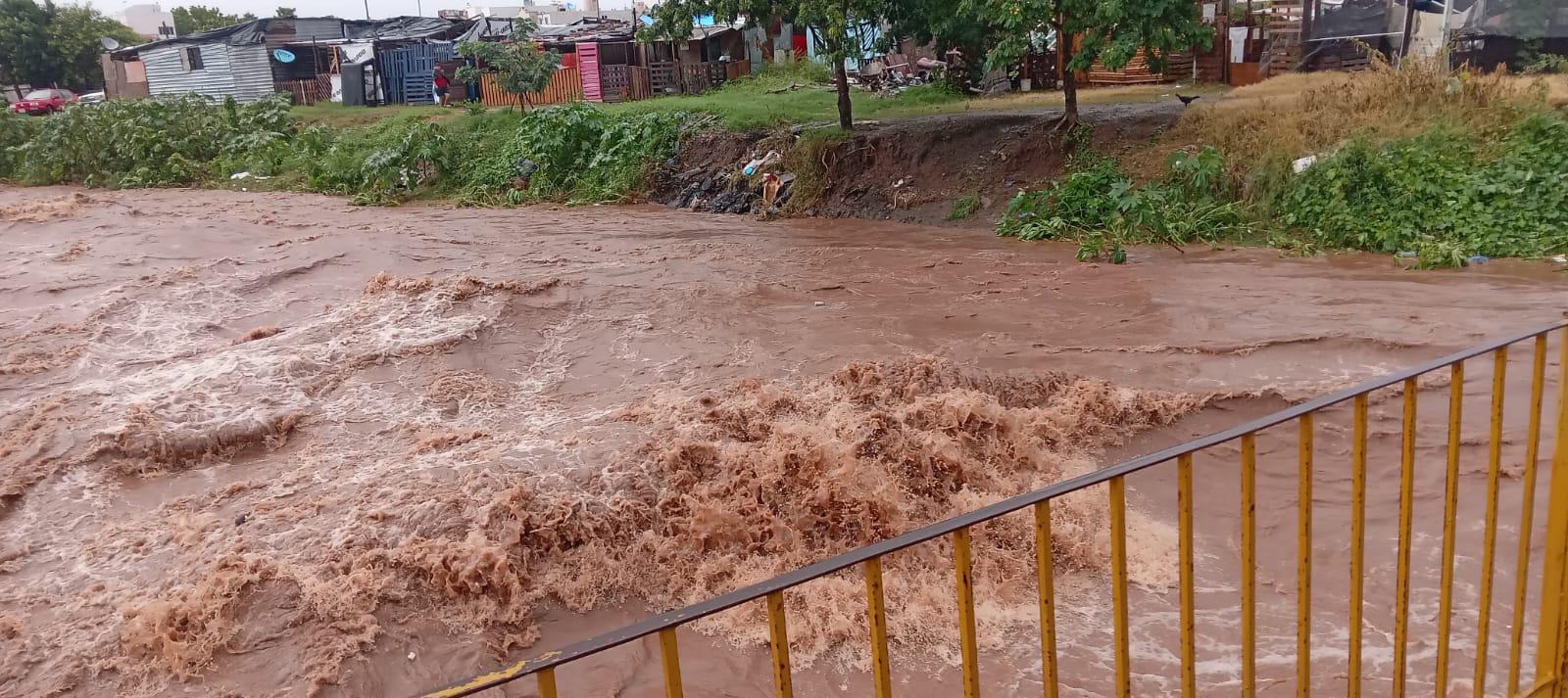 $!Se desborda el arroyo Jabalines en La Foresta; piden ayuda al Gobernador y al Alcalde para muro