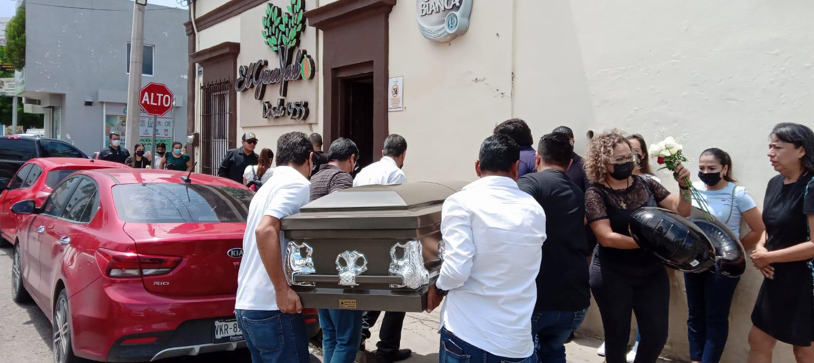$!En el bar el Guayabo de Culiacán dan último adiós al tecladista Jaime ‘Jimmy’ Flores