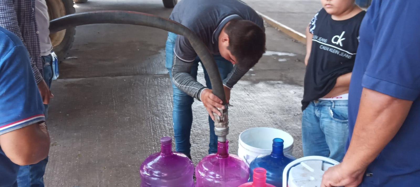 $!En medio de la urgencia y bajo el sol, aguardan por recibir agua en pipas en Culiacán