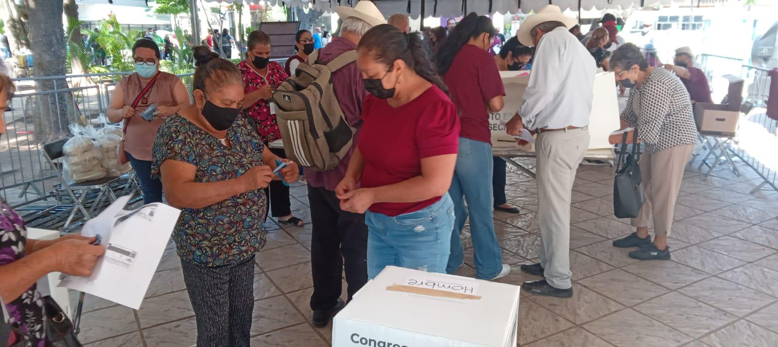 $!Larga fila en elección de consejeros de Morena, en Culiacán