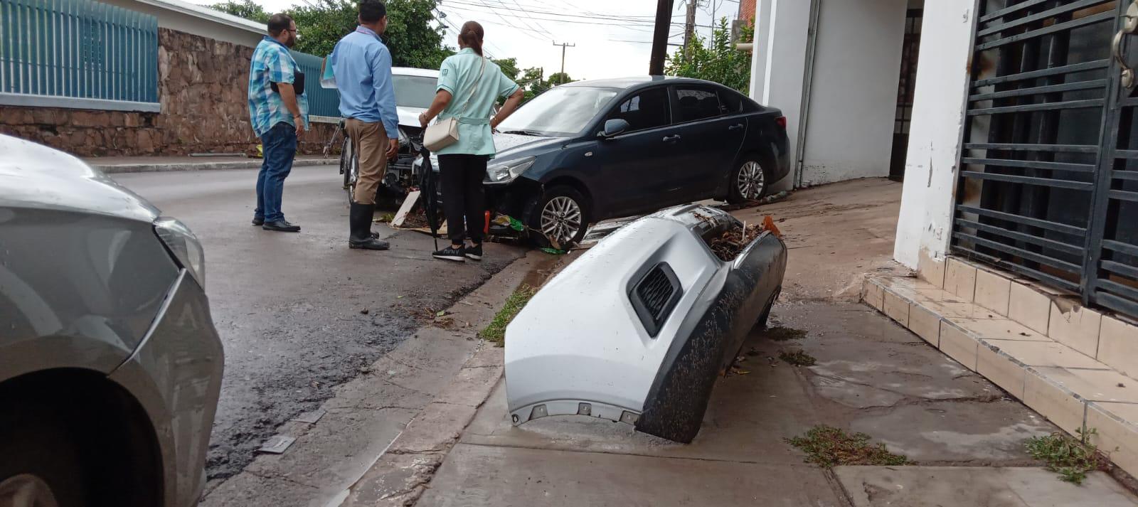 $!Por lluvia intensa, en Culiacán vehículos fueron arrastrados en calles