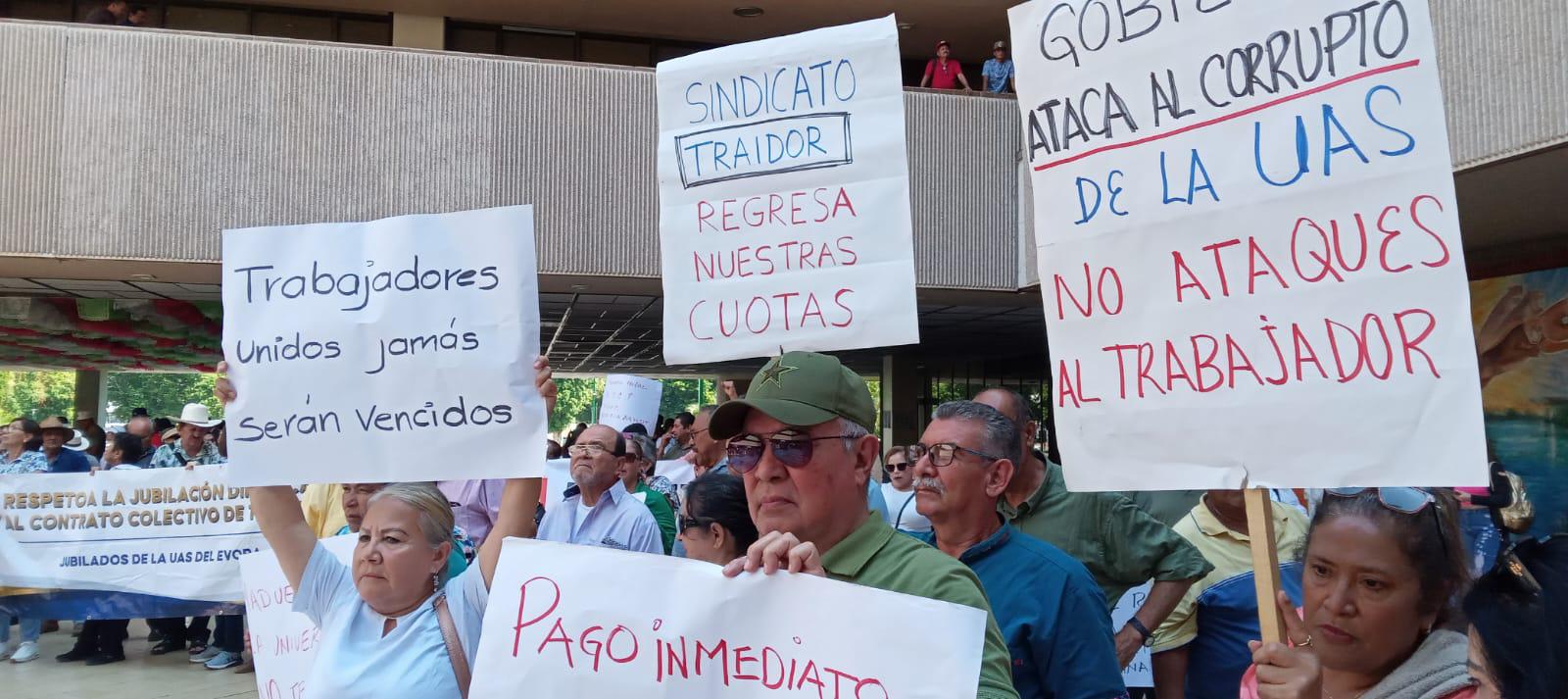 $!Se manifiestan activos y jubilados de la UAS en Palacio de Gobierno contra la reingeniería financiera