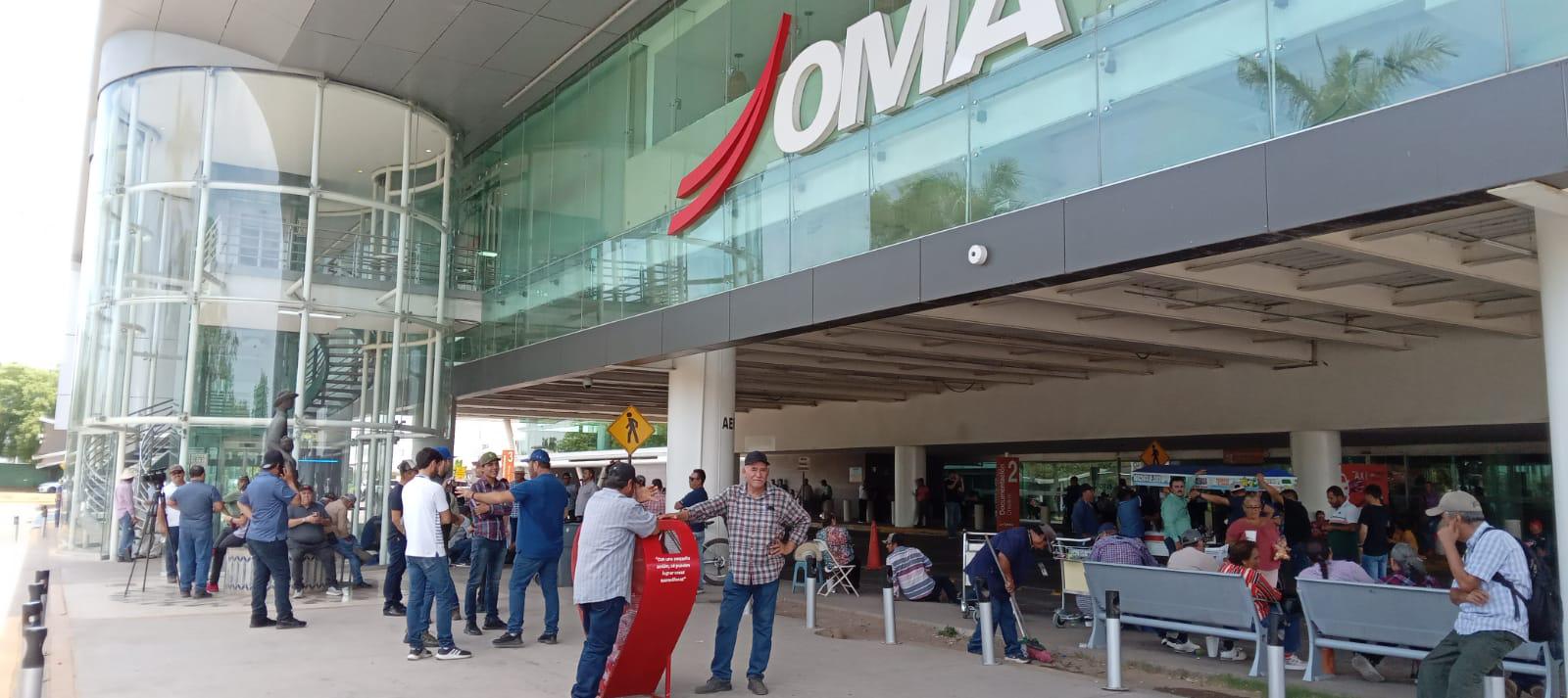 $!En dos días de bloqueo al aeropuerto casi 10 mil pasajeros fueron afectados