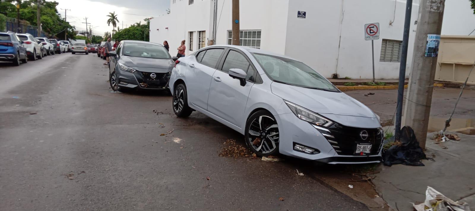 $!Por lluvia intensa, en Culiacán vehículos fueron arrastrados en calles