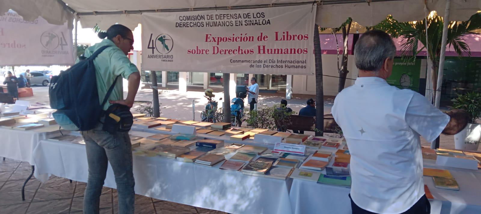 $!Por motivo del Día de los Derechos Humanos, exponen libros en la plazuela Obregón