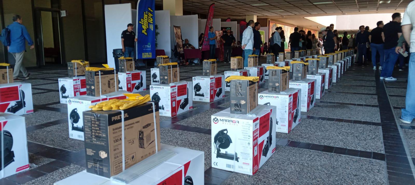 $!Gobierno de Sinaloa entrega más de un millón de pesos en equipo para oficios en Culiacán