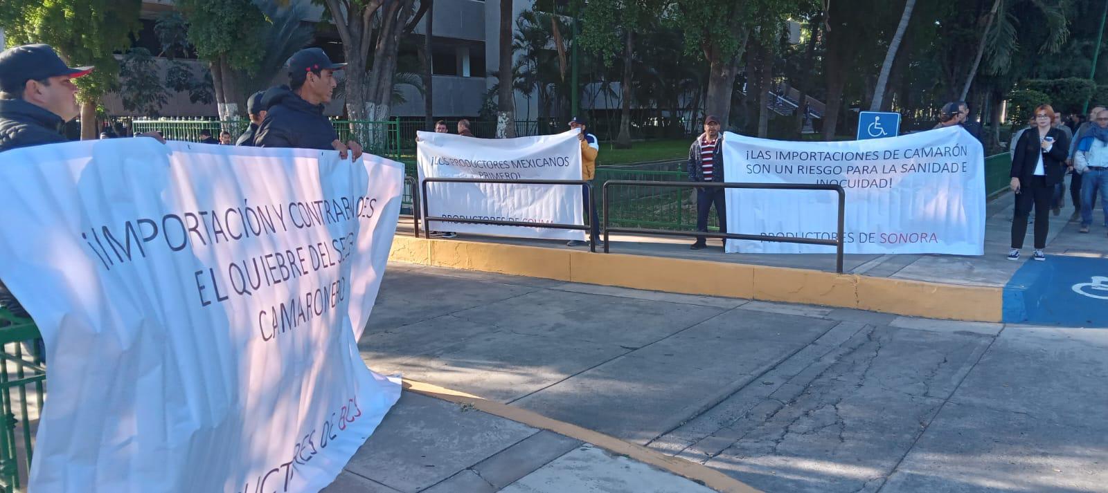 $!Acuacultores del noroeste del País toman el Palacio de Gobierno de Sinaloa