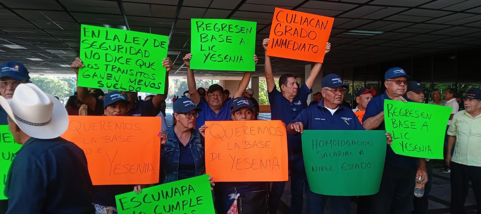 $!Policías jubilados se manifiestan en el Palacio de Gobierno de Sinaloa