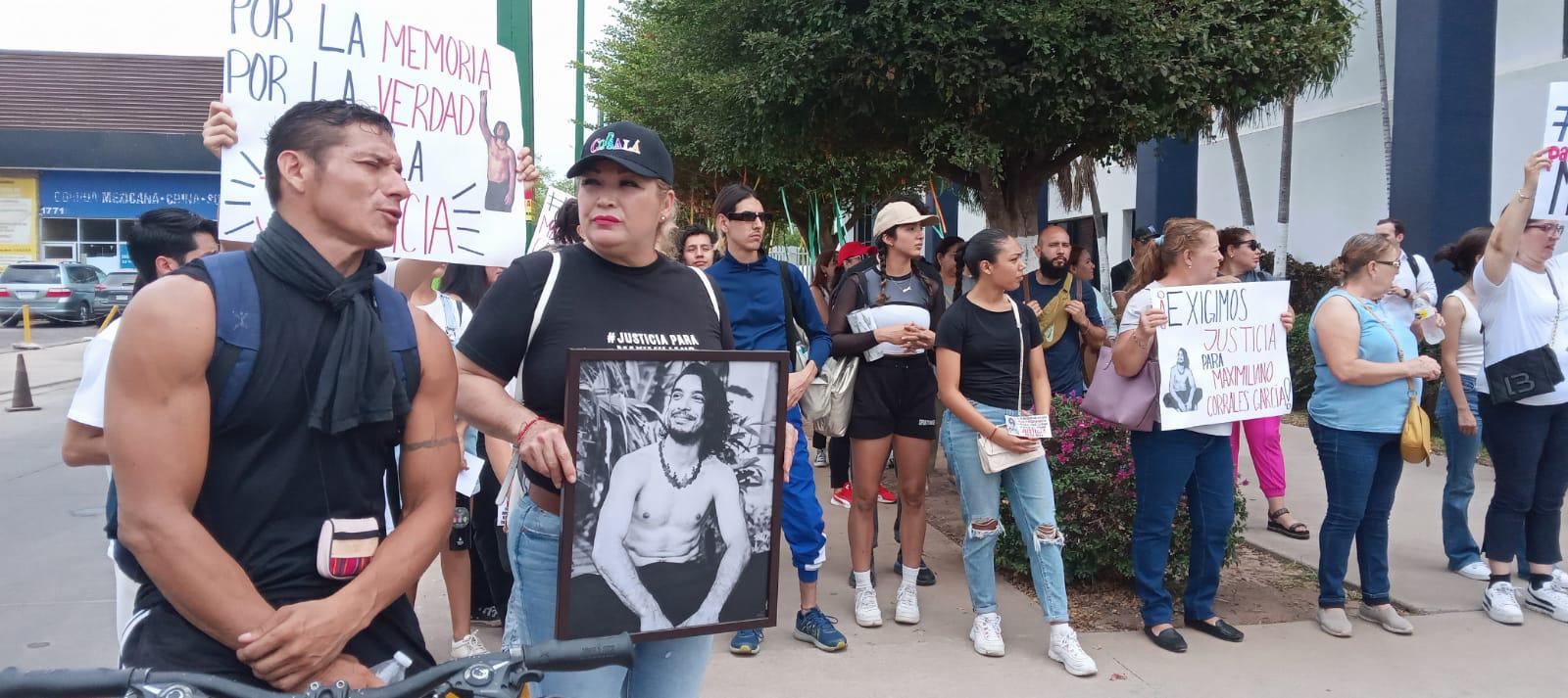 $!Marchan para pedir justicia por Max, el bailarín asesinado en Culiacán