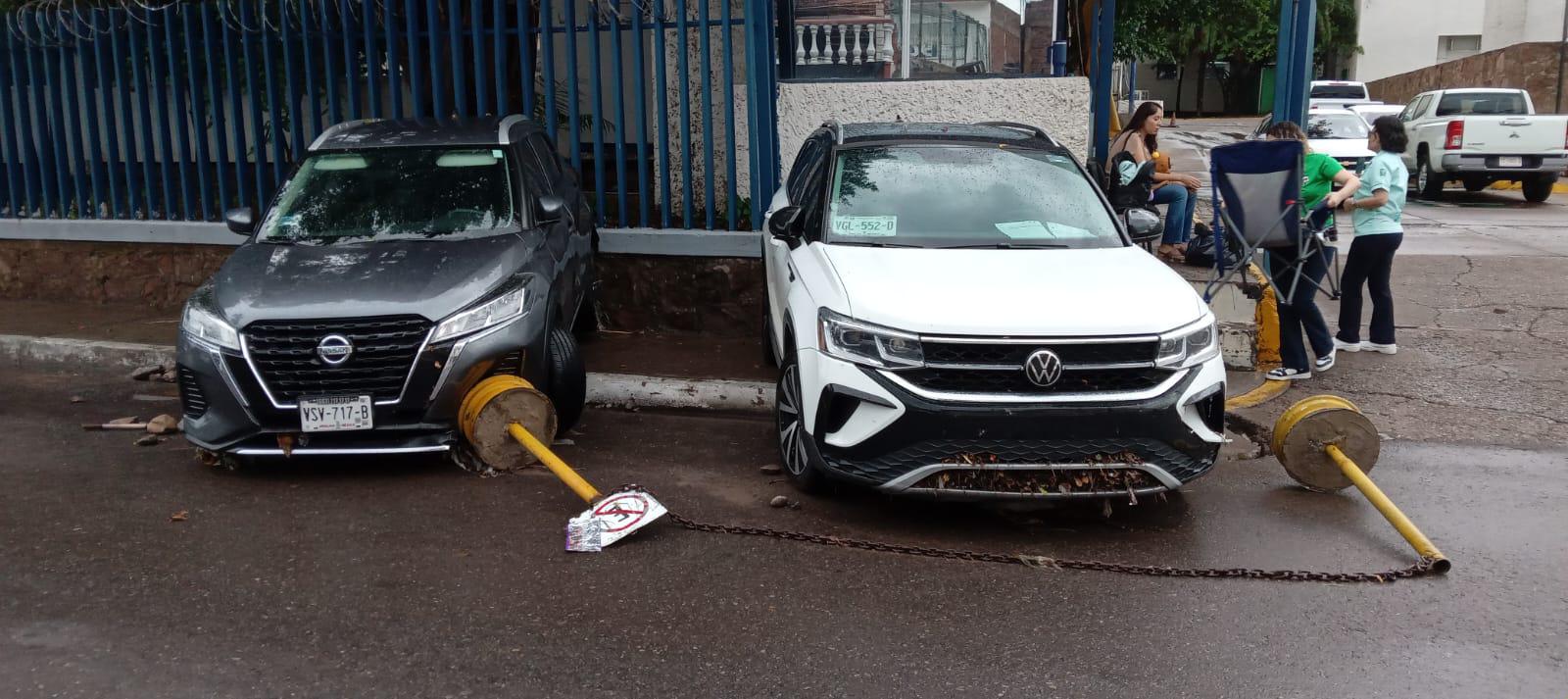 $!Por lluvia intensa, en Culiacán vehículos fueron arrastrados en calles