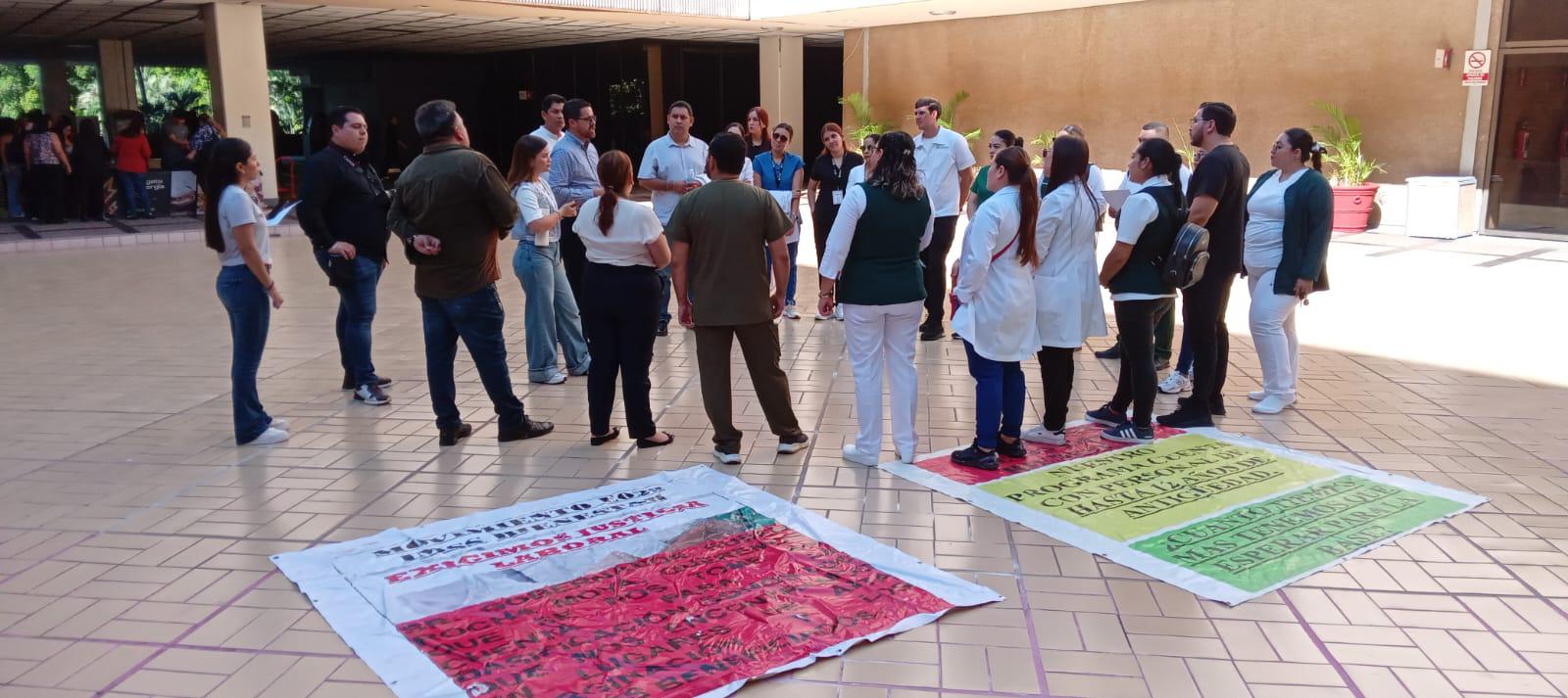 $!Trabajadores de IMSS Bienestar bloquean vialidad en Culiacán para exigir basificación