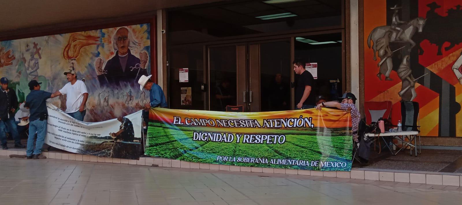 $!Productores agrícolas de Sinaloa toman Palacio de Gobierno ante incumplimiento de pagos