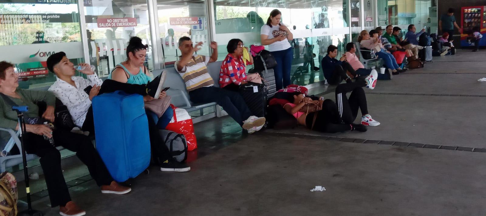 $!En dos días de bloqueo al aeropuerto casi 10 mil pasajeros fueron afectados