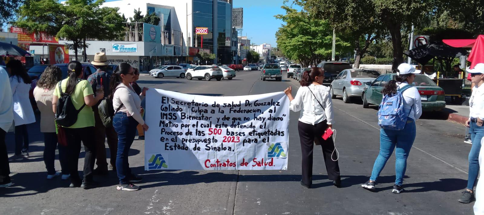 $!Trabajadores de Salud toman la Avenida Insurgentes en Culiacán