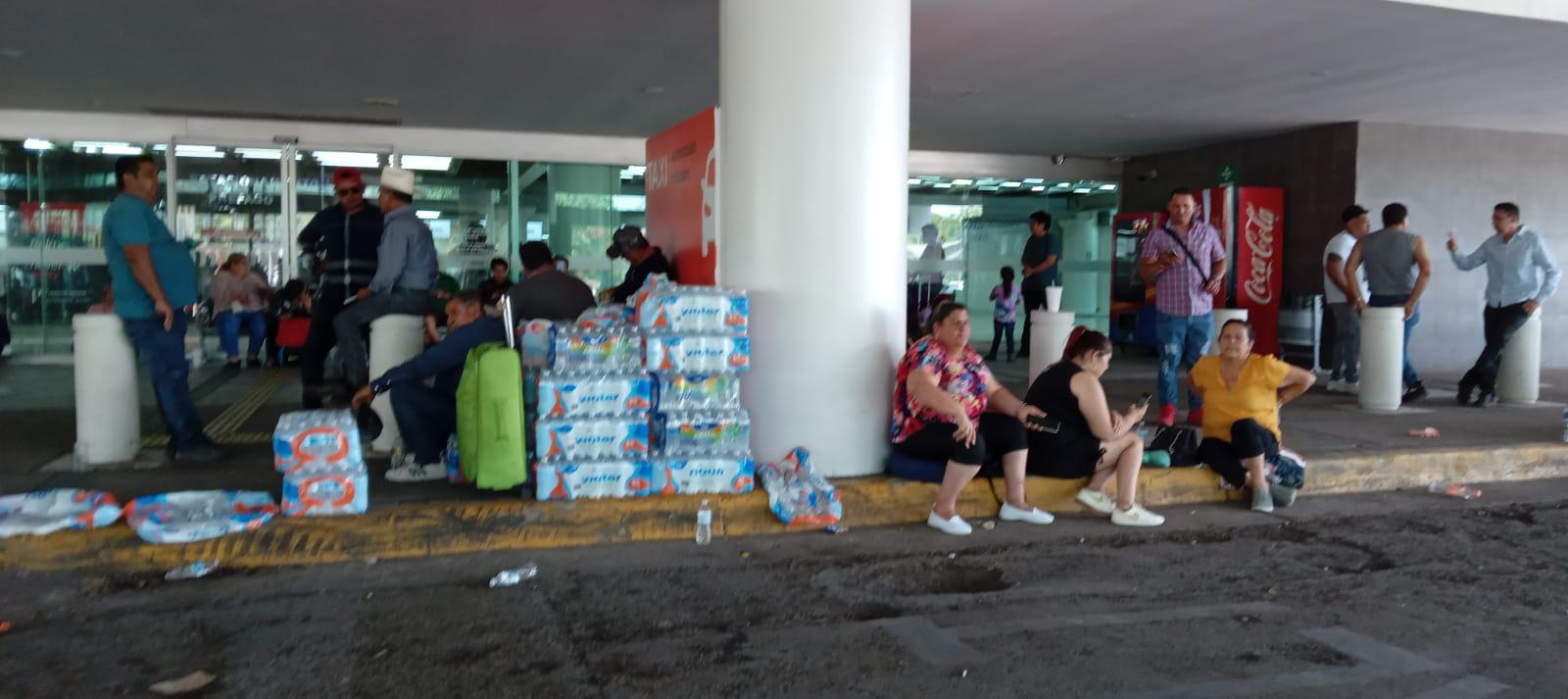 $!Aeropuerto de Culiacán suma 24 horas bloqueado por agricultores