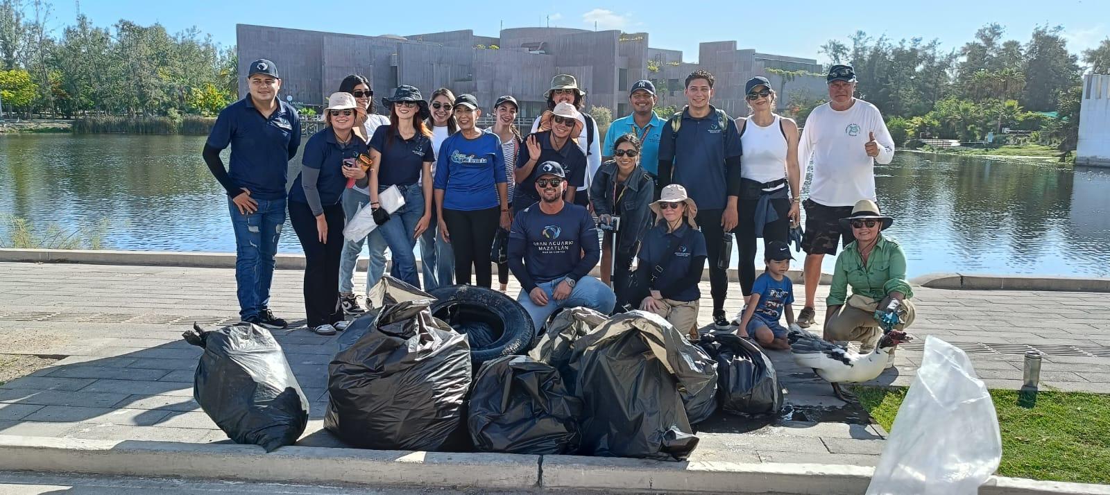 $!Realizan Gran Acuario Mazatlán y MazConCiencia limpieza en la Laguna El Camarón